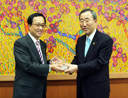 Shin Bae Kim, president of SK Telecom, received an appreciation plaque from the Ministry of Foreign Affairs and Trade. This award was given in recognition of President Kim`s contributions to an increase in the security of Korean citizens` while abroad that was brought about by the provision of an `Overseas Emergency Report` service.